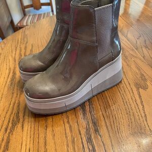 Naked feet boots
